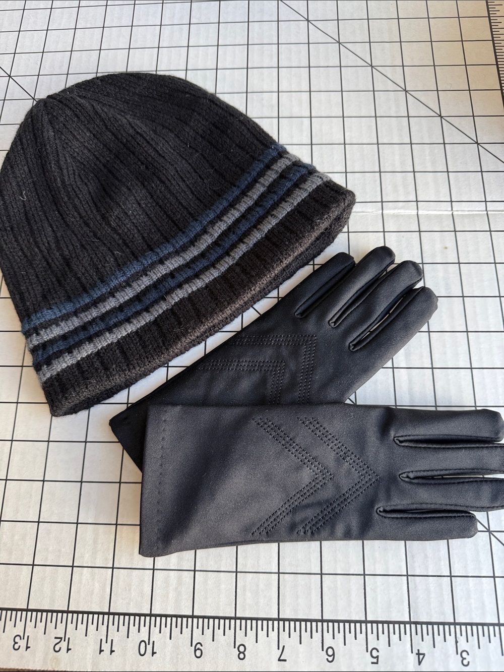 Isotoner Black Hat & Gloves Set Fleece Lined Knit Beanie Winter Warm Women’s